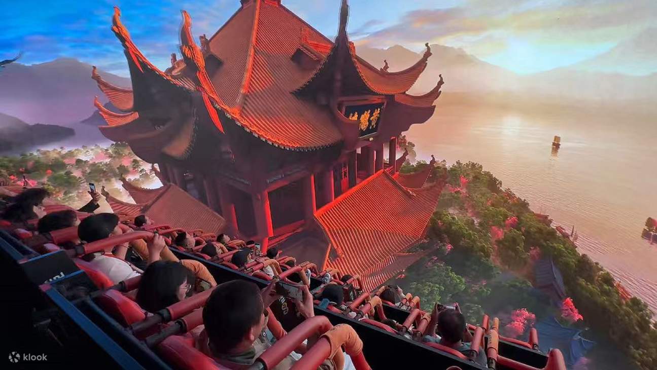 The vermilion eaves of the Yellow Crane Tower are bathed in the sunset.